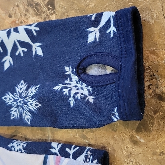 2 Pairs of Long Sleeve Elsa Pajamas - Picture 3 of 15